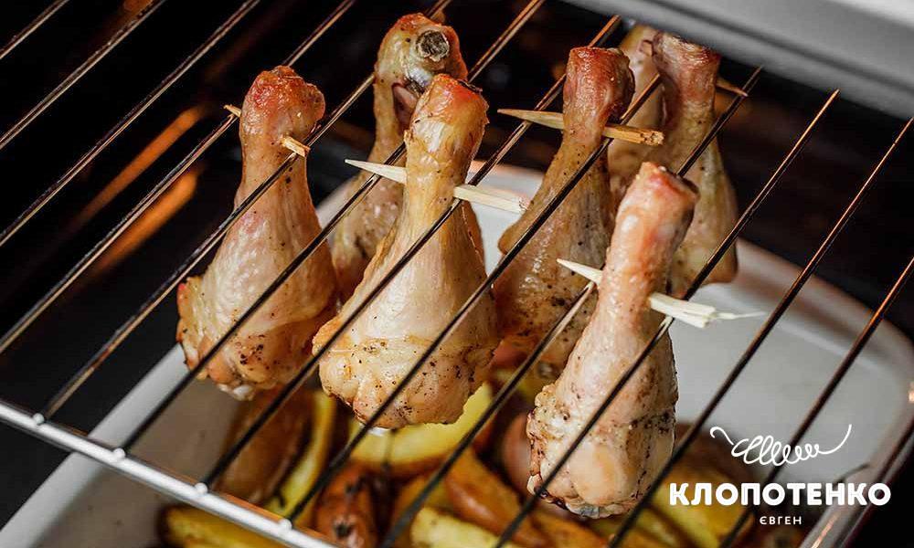 Запечені гомілки з картоплею