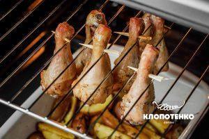 Запечені гомілки з картоплею