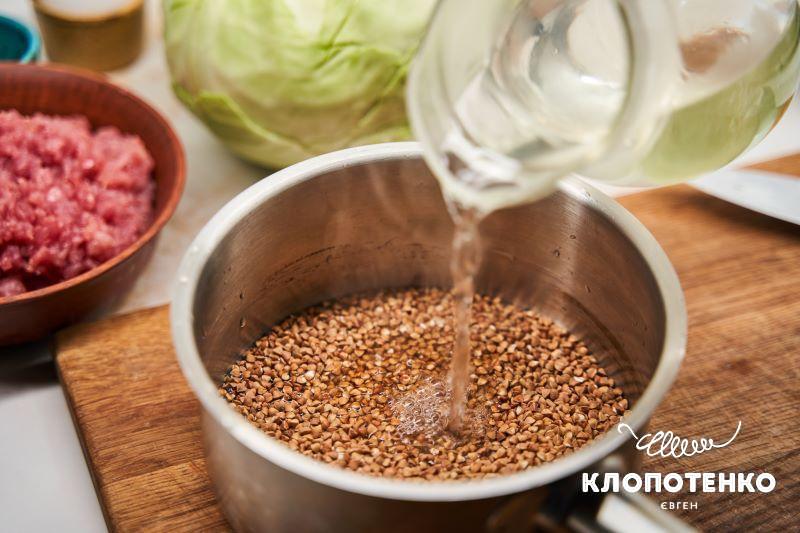 Гречку у каструлі заливають окропом