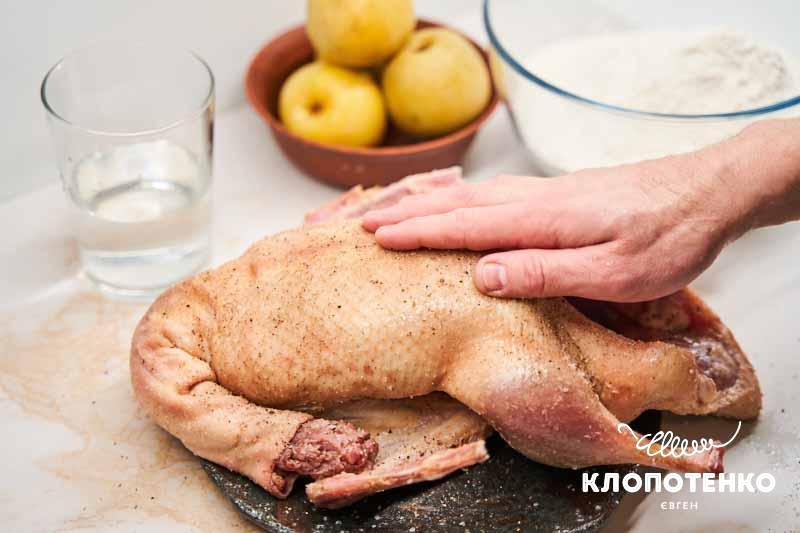 Натріть качку сіллю та перцем