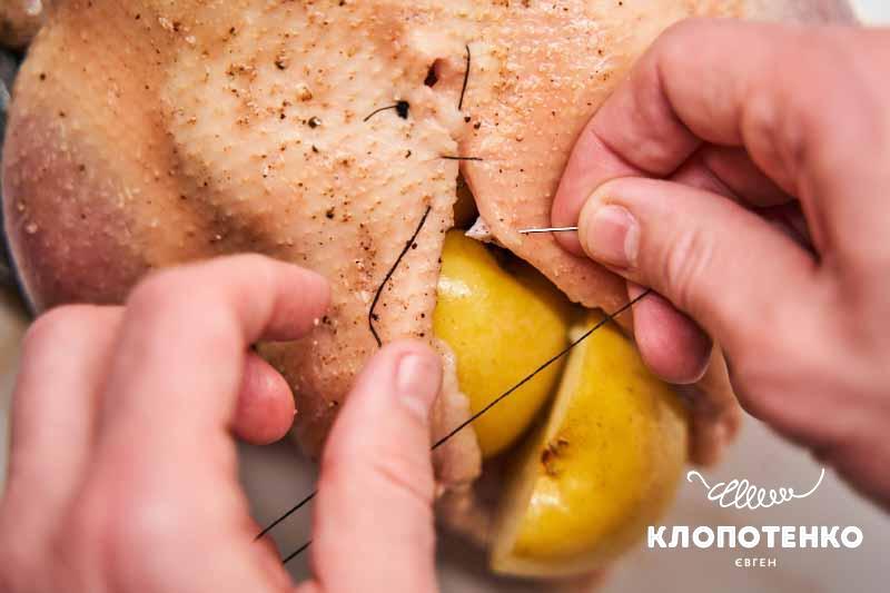 Начиніть качку та зашийте