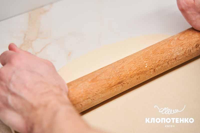 Розкачайте тісто