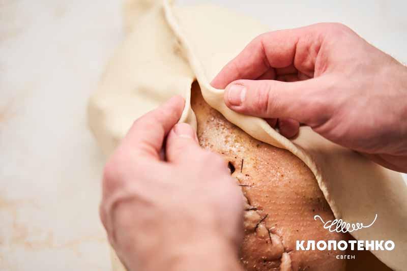 Загорніть качку у тісто