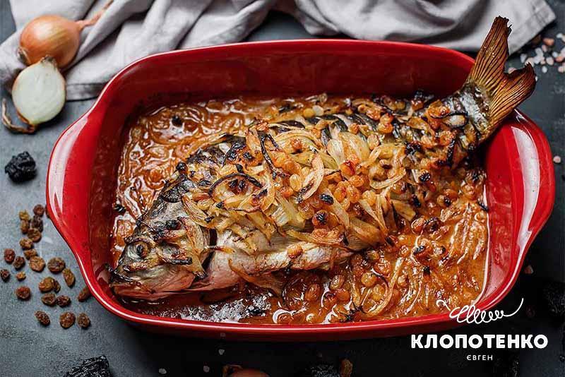 Короп у цибулево-винному соусі у формі для запікання