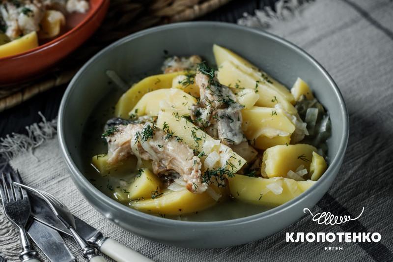 Короп, тушкований з картоплею та цибулею
