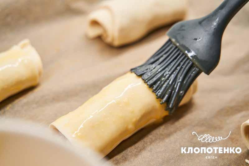 Змастіть крученики яйцем