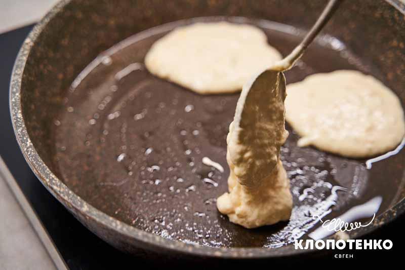 Викладіть тісто на пательню