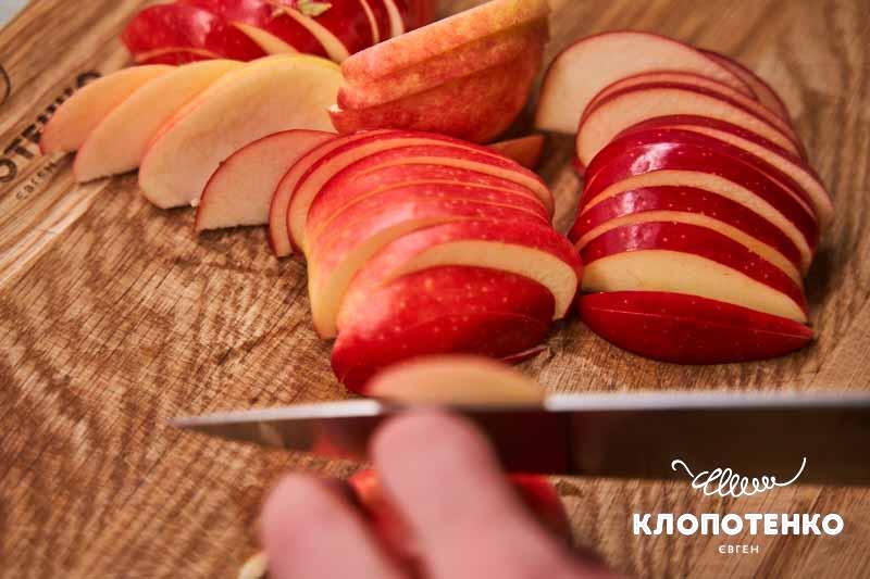 Наріжте яблука