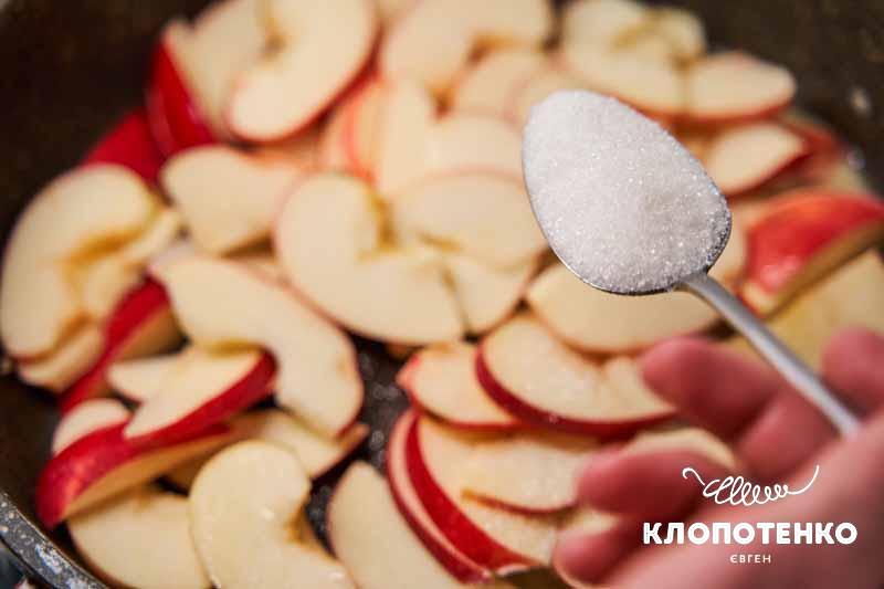 Додайте до яблук цукор