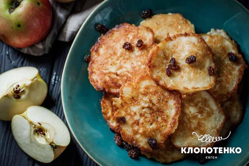 Оладки з яблуками та родзинками