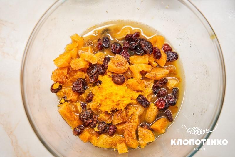 Сухофрукти, замочені у коньяку з соком апельсина та цедрою для різдвяного пудингу