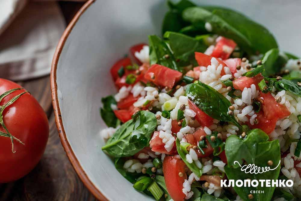 Рис зі шпинатом та томатами