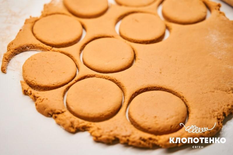 Тісто з вирізаним пісочним печивом