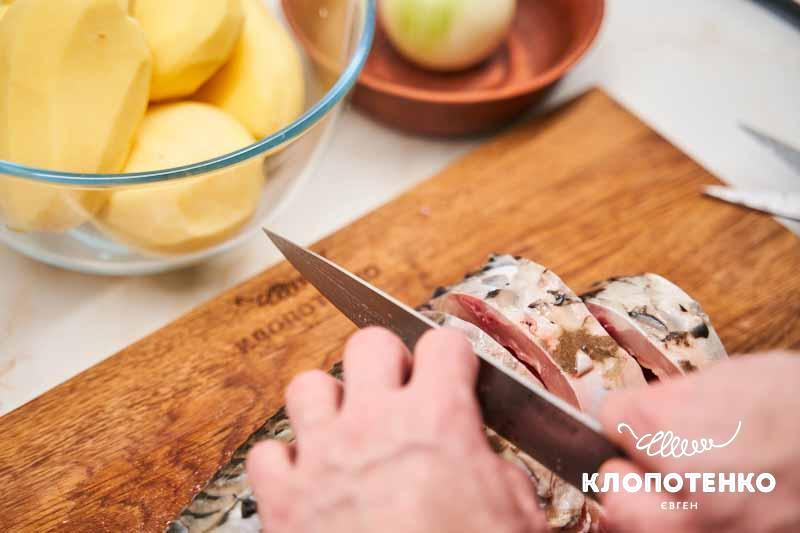 Наріжте рибу