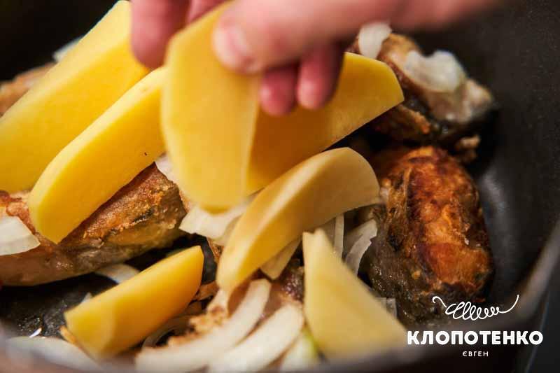 Вкладіть рибу з картоплею шарами