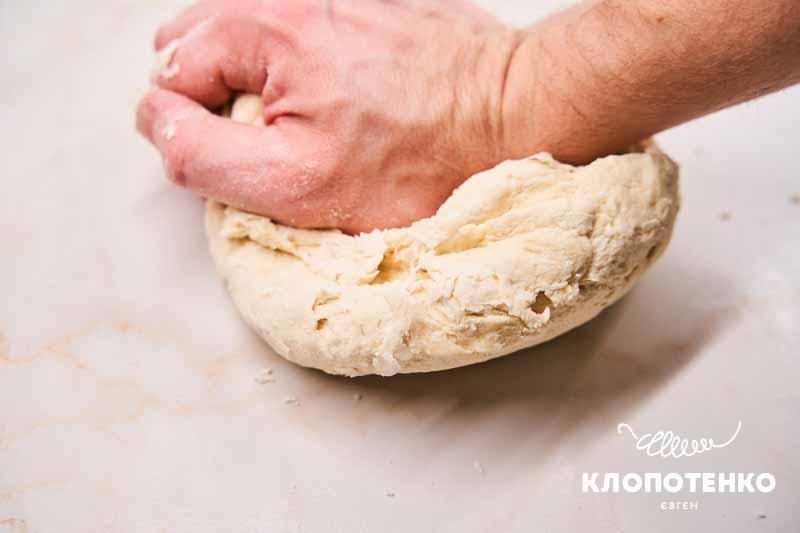 Замісіть тісто