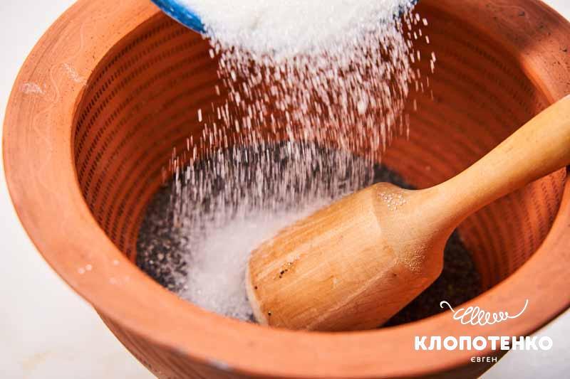 Додайте цукор до маку