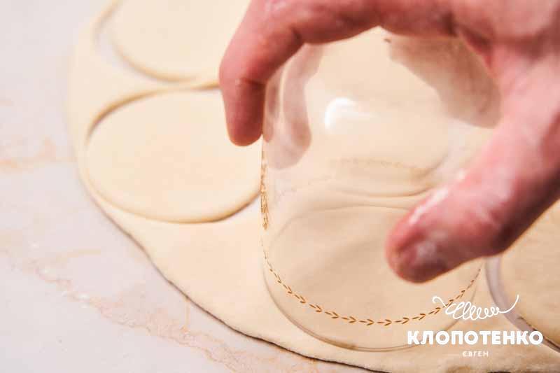 Зробіть кружечки з тіста