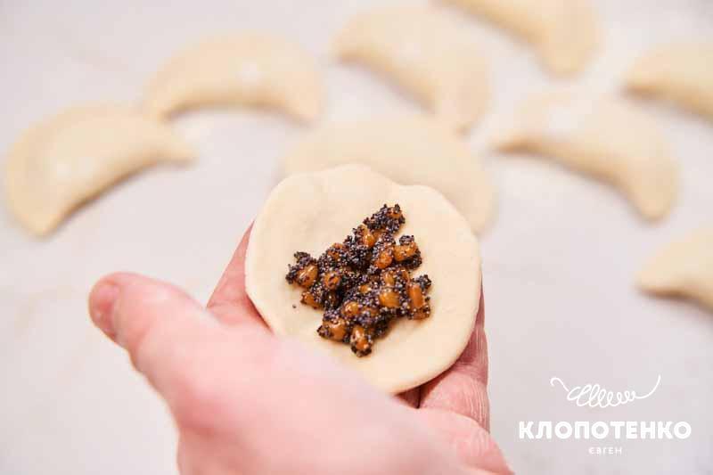 Викладіть начинку у тісто