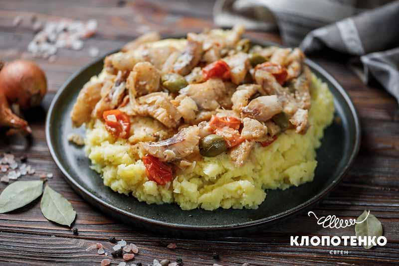 Минтай з картоплею і оливками