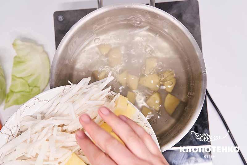 Додайте у каструлю буряк та картоплю