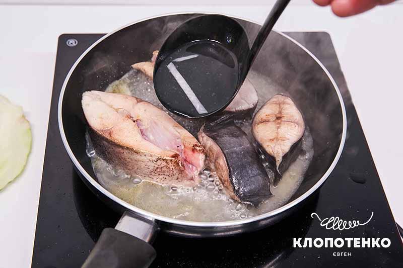 Додайте до риби ополоник бульйону