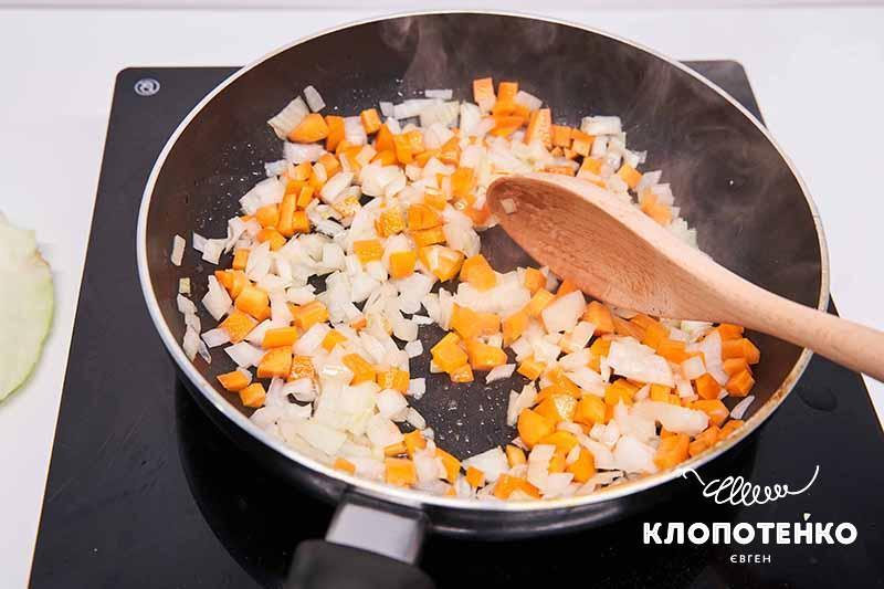 Обсмажте цибулю та моркву