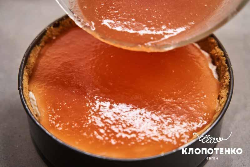 Вилийте варення на чизкейк