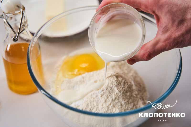 Влийте кефір до борошна