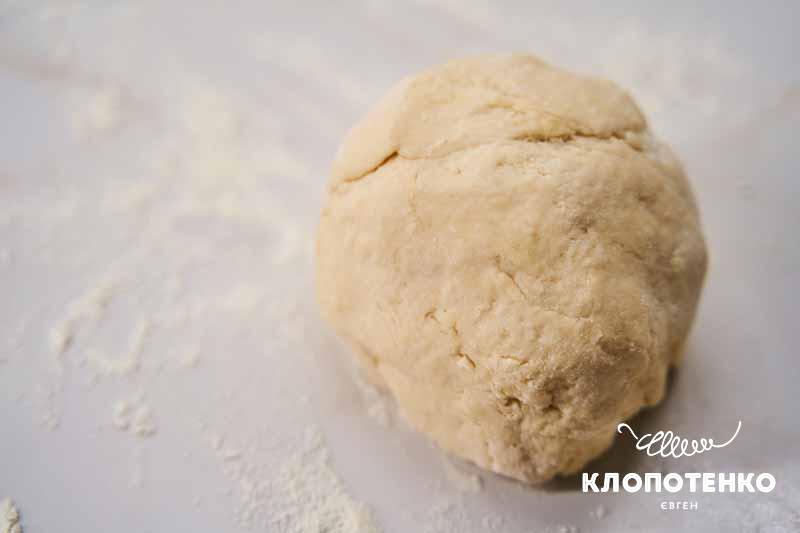 Сформуйте з тіста кулю