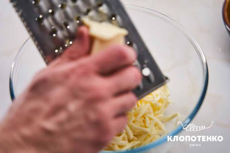 Натріть сир та масло