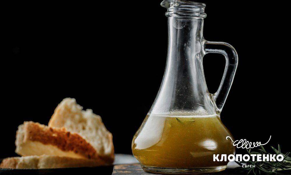 Оливкова олія з розмарином у кухлику