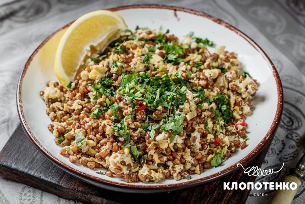 Пшениця смажена з яйцем і соєвим соусом