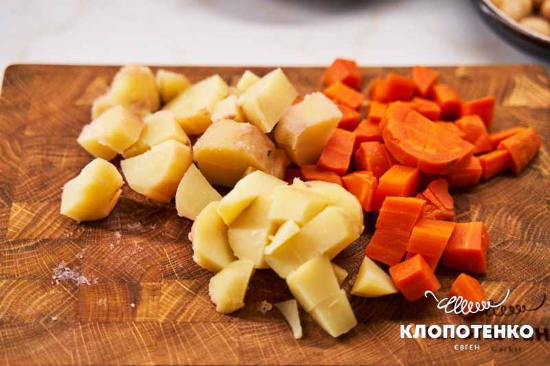 Наріжте картоплю та моркву