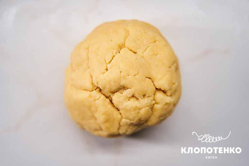 Сформуйте з тіста кулю