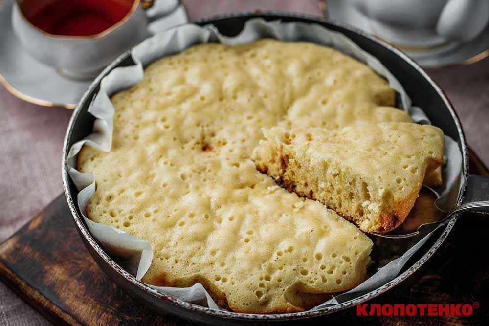 бісквіт на сковороді