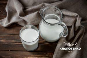 Молоко у склянці та кухлі
