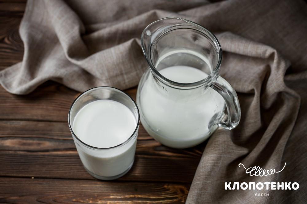 Молоко у склянці та кухлі
