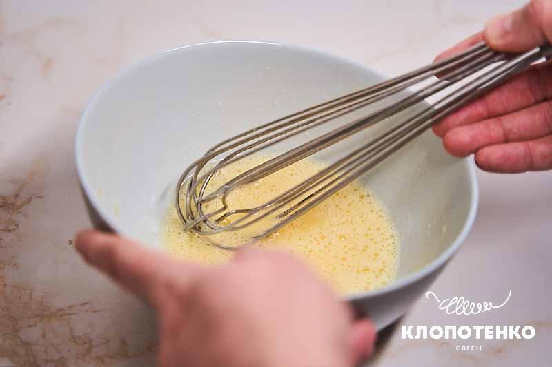 Збийте яйця з цукром