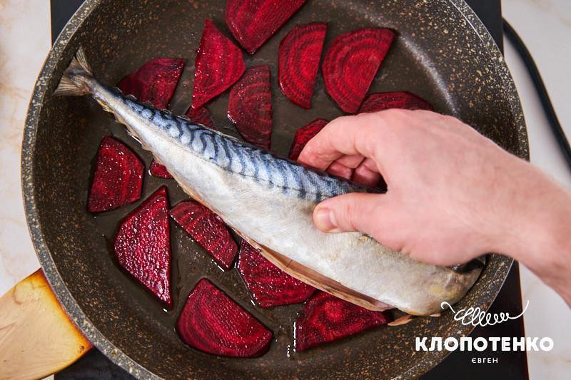 Скумбрія в буряковому квасі