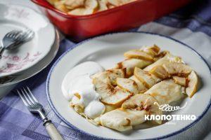 солодкі млинці з сиром на яблучній подушці