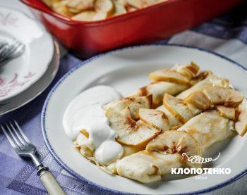 солодкі млинці з сиром на яблучній подушці
