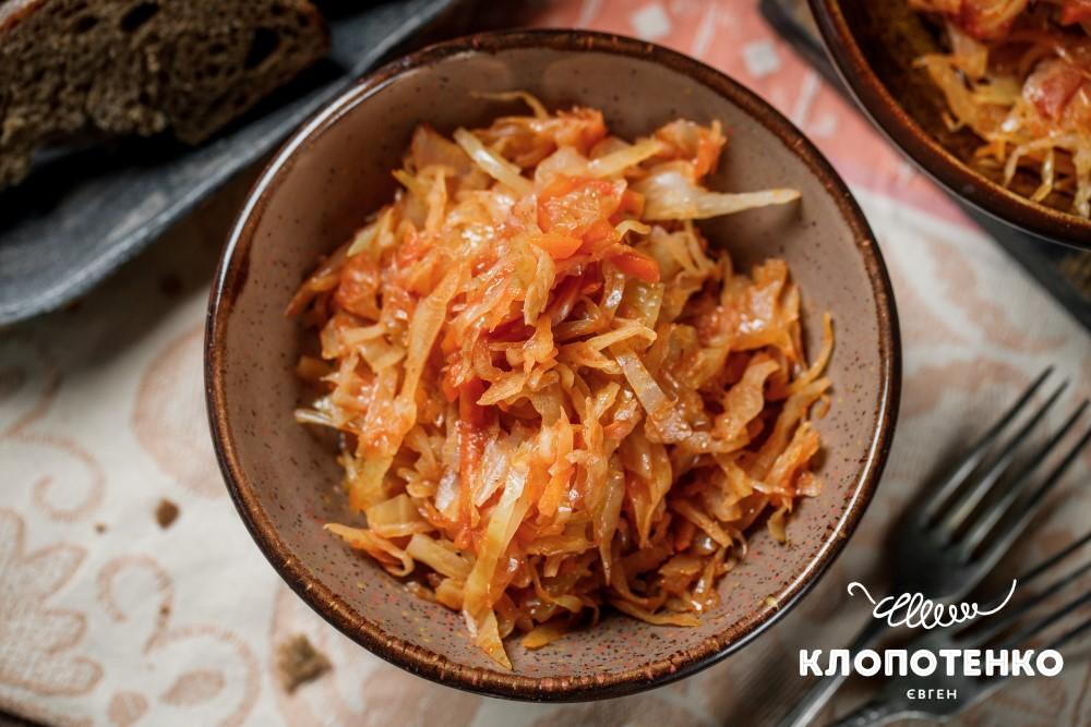 Тушкована капуста з томатною пастою на зиму