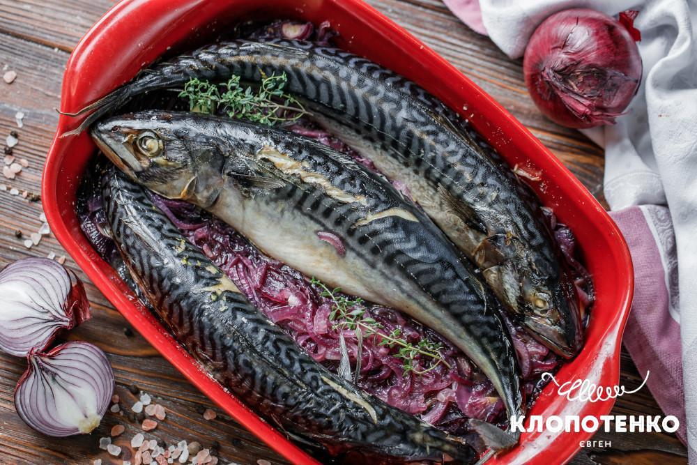 Запечена скумбрія з цибулею