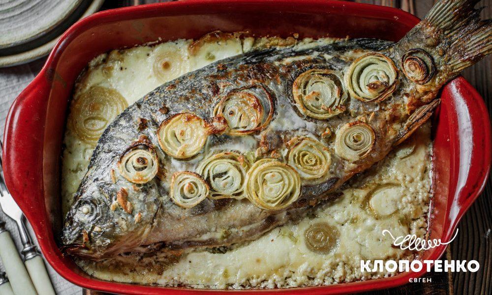 Запечений короп з цибулею порей