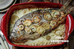 Запечений короп з цибулею порей