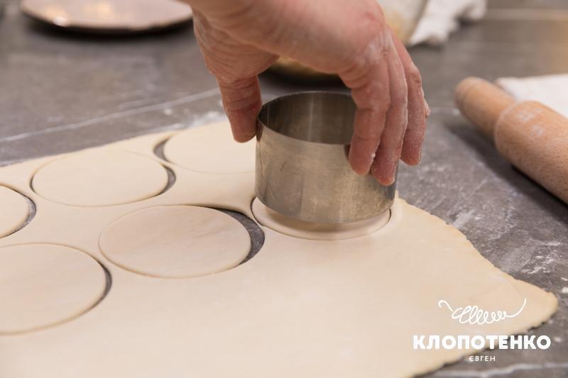 Вирізаємо кружальця тіста