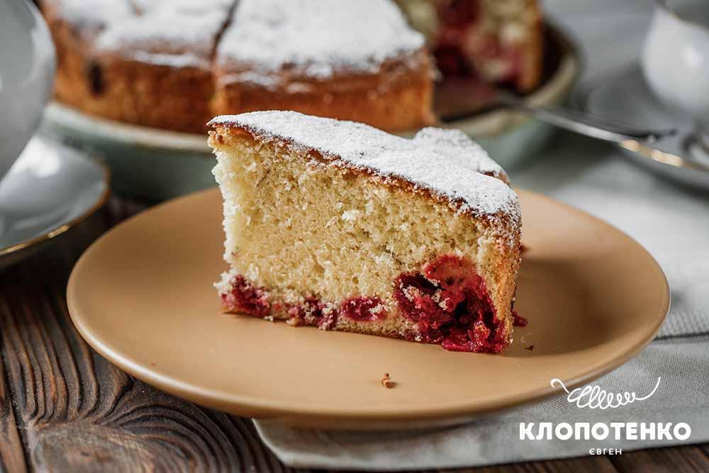 Бісквіт з вишнею