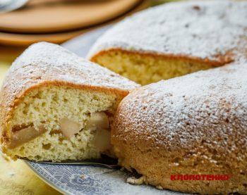 Бісквіт з яблуками