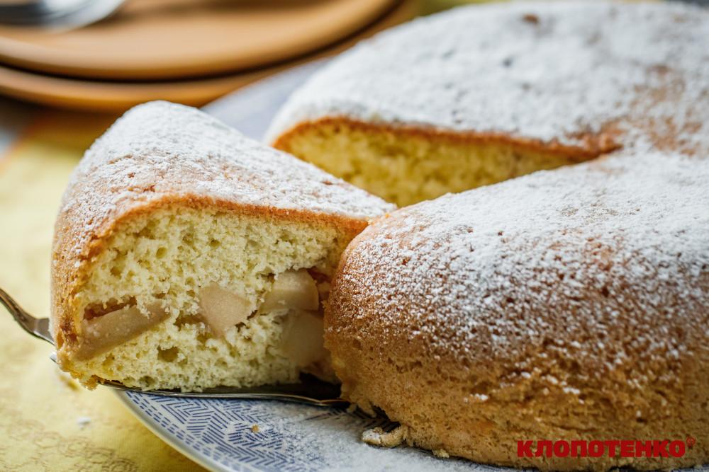 Бісквіт з яблуками